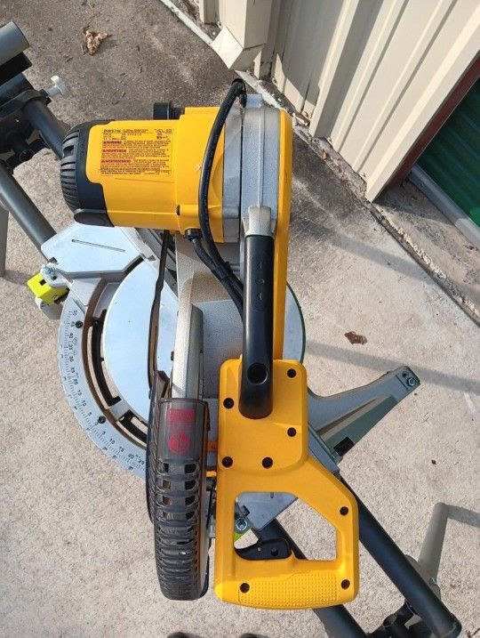 Like New! DEWALT 15 Amp Corded 12 in. Compound Double Bevel Miter Saw W