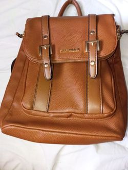 Mochila-bolso de piel sintética Steve Madden en un intenso tono marrón / Steve Madden faux leather backpack-bag in a rich brown shade.