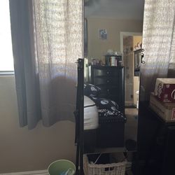 Standing up jewelry box