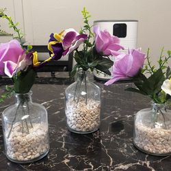 Nice Pretty Glass Vase Set with Artificial Flowers and small rocks.   