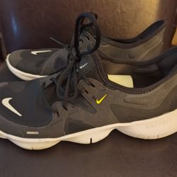 Nike Shoe size 9.5 , MENS RUNNING SHOE 