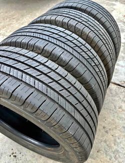 215/55/15 Michelin 📍📍 Vendo un set de llantas con 80% de vida las 4 📍🌟