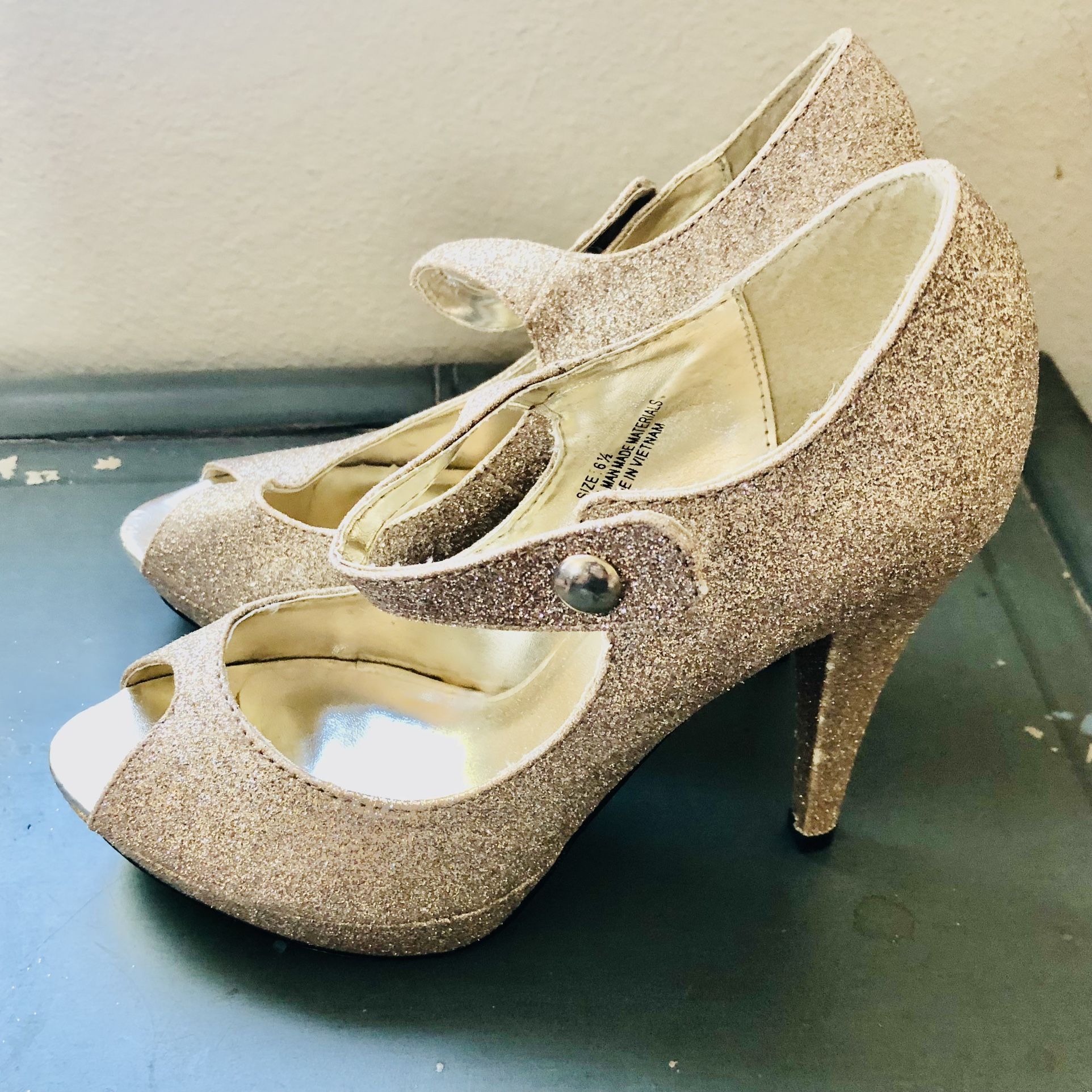 Just Fabulous Women’s Gold Glittery High Heels Peep Toe Shoes Size 6.5 (6-1/2)