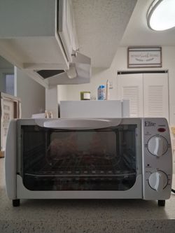 Small Toaster Oven , for bake. cook toaster, defrost, reheat, etc. white color.
