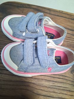 Kids tennis shoe