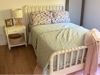 White Wood Spindle Girls Bedroom Set