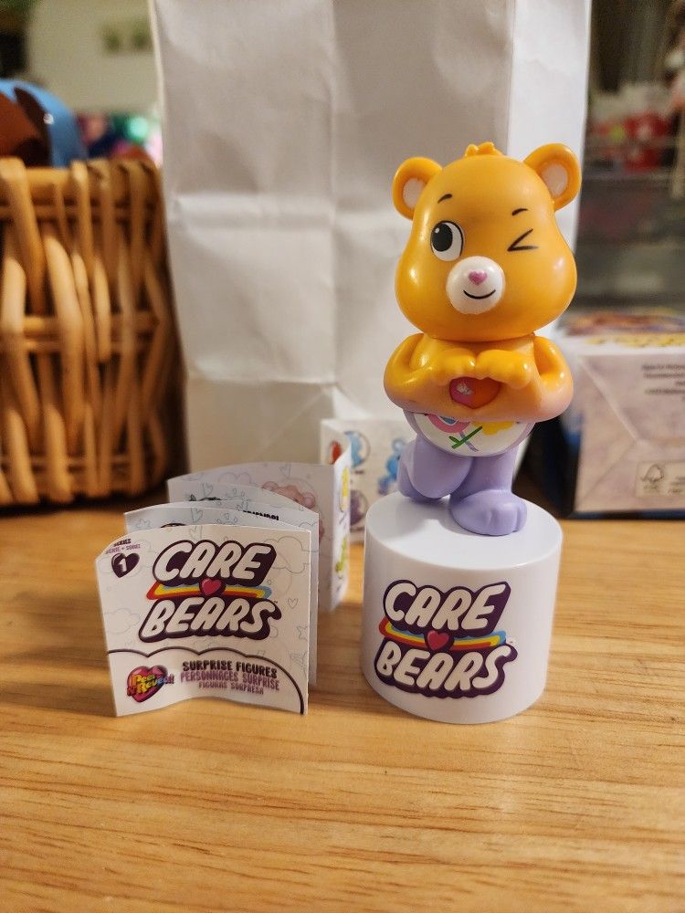Care Bears Surprise Figurine: Peel & Reveal - Friend Share Bear