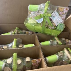 Home Spa Gift Baskets For Women, Bath and Body Gift Basket, Magnolia & Jasmine Home Spa Set, Fragrant Lotions, Bath Bomb, Towel, Shower Gloves, Green 