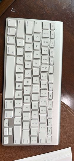 Apple A1314 Bluetooth keyboard like new condition
