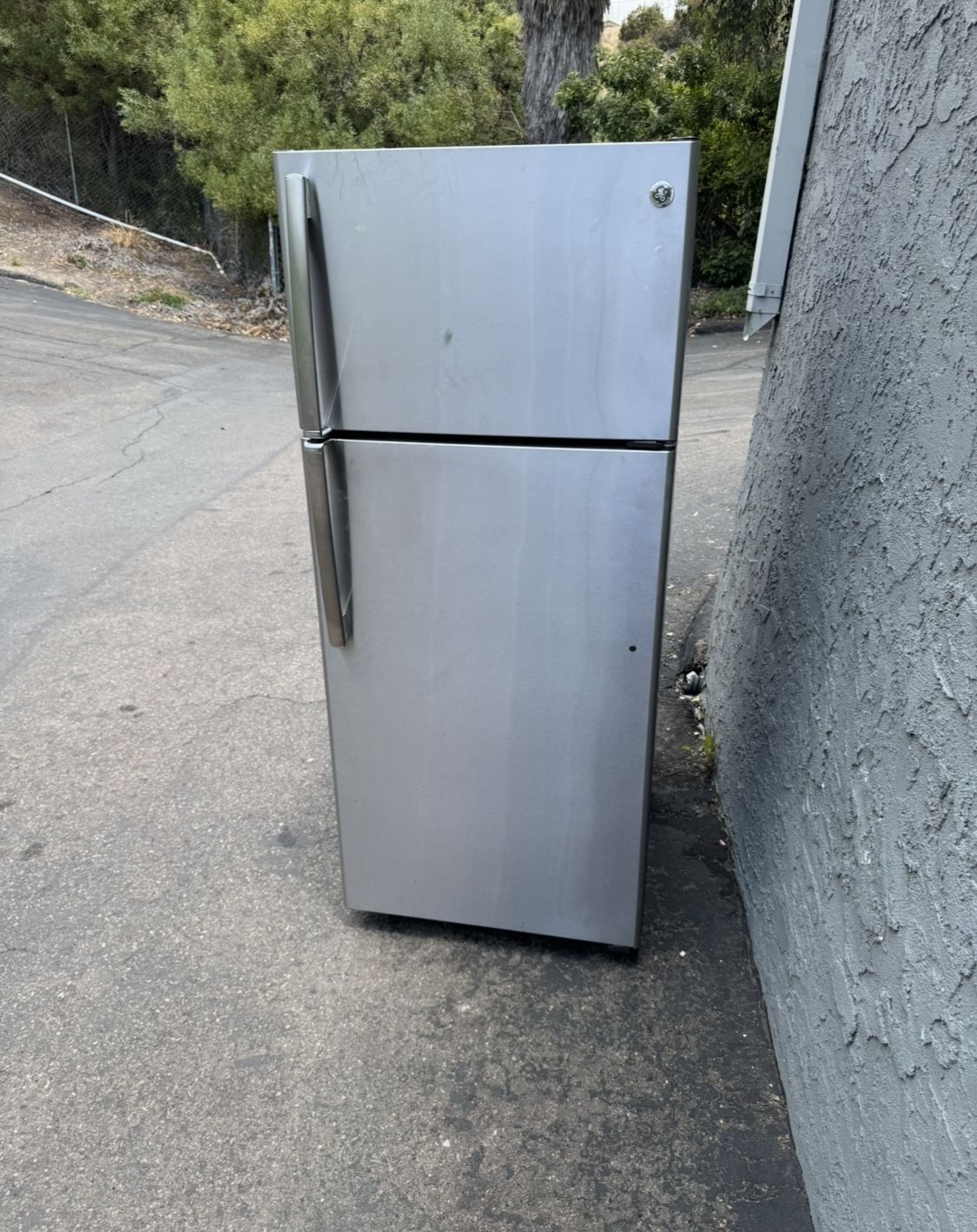 General Electric Stainless Steel Refrigerator Fridge With Freezer Free Local Delivery/30 Day Warranty