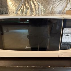 White Avanti Microwave 