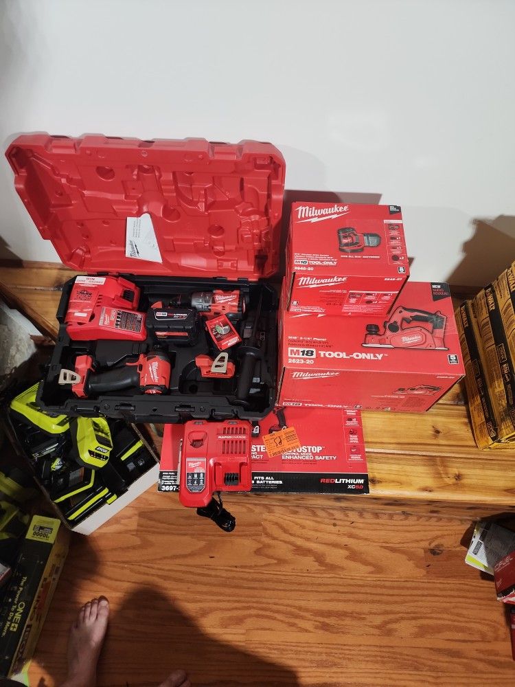 Milwaukee (4) Tool Combo, (1) battery, (2) charger Combo