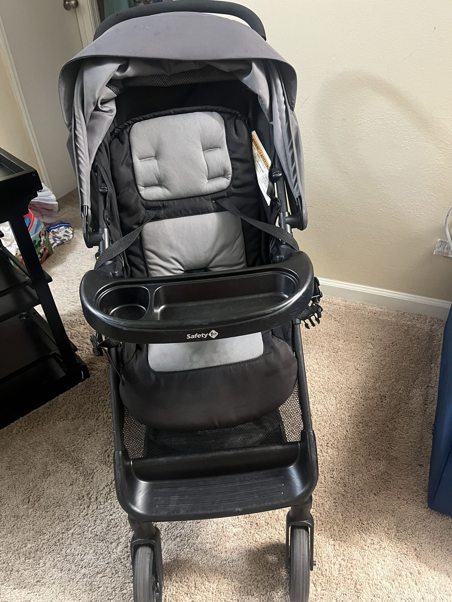 I Safety 1st kids stroller with detachable tray.