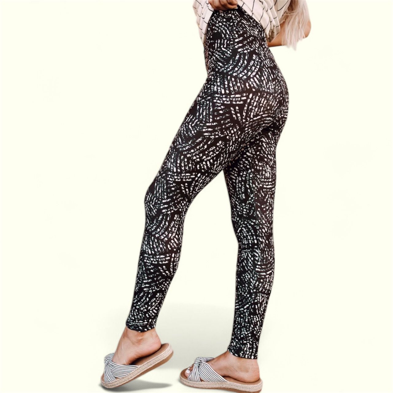 Women’s Black & White Athletic High Rise Leggings Size Large/Extra Large L/XL