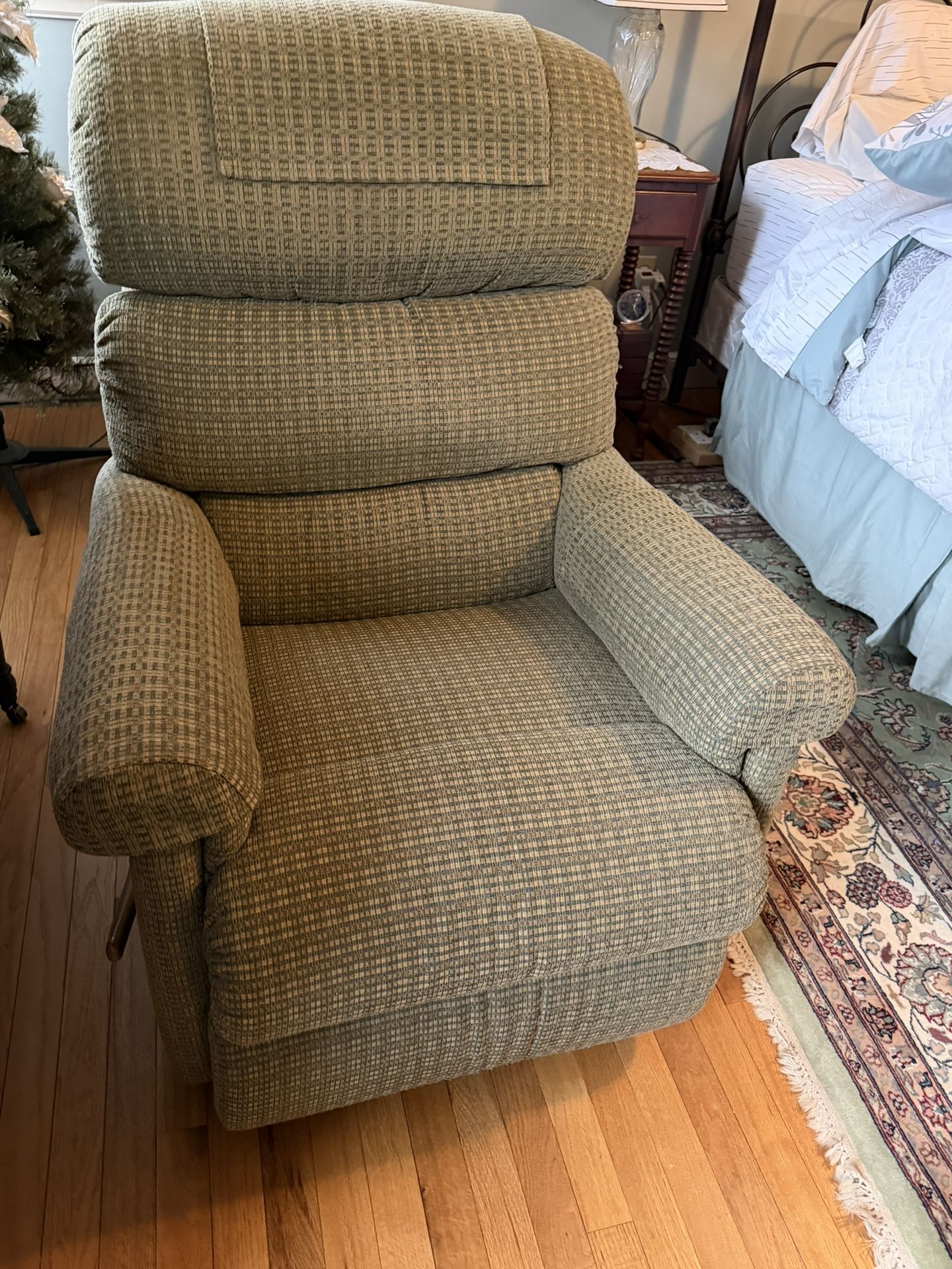 Pinnacle Lazy boy  Swivel /Rocker Recliner 