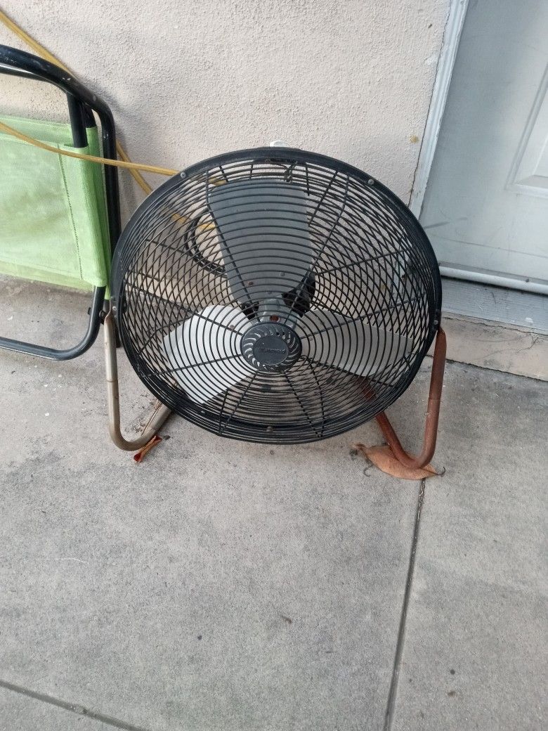 Giant Lakewood Fan. Maybe 20". Good For Warehouse. Shop. Gym.
