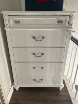 5 Drawer Dresser (Free Delivery)