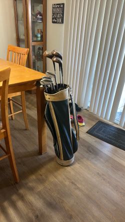 Golf bag with clubs