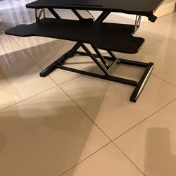 Height adjustable standing desk