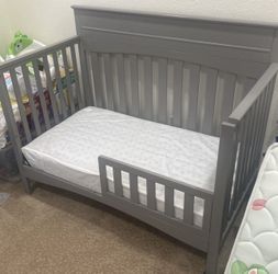 Crib / Toddler Bed 