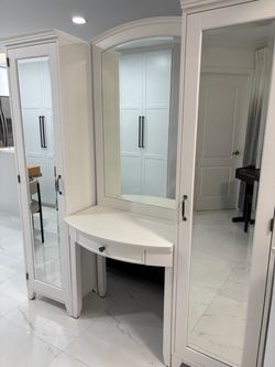 Vanity/desk and Mirrored Towers
