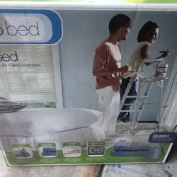Aerobed Queen Sized -Raised.  Pump Included With Carry Bag! Good Deal Perfect For Holiday Guests!!!