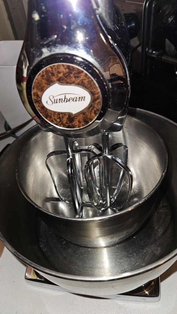 Sunbeam Stand Mixer w/2 mixer Bowls