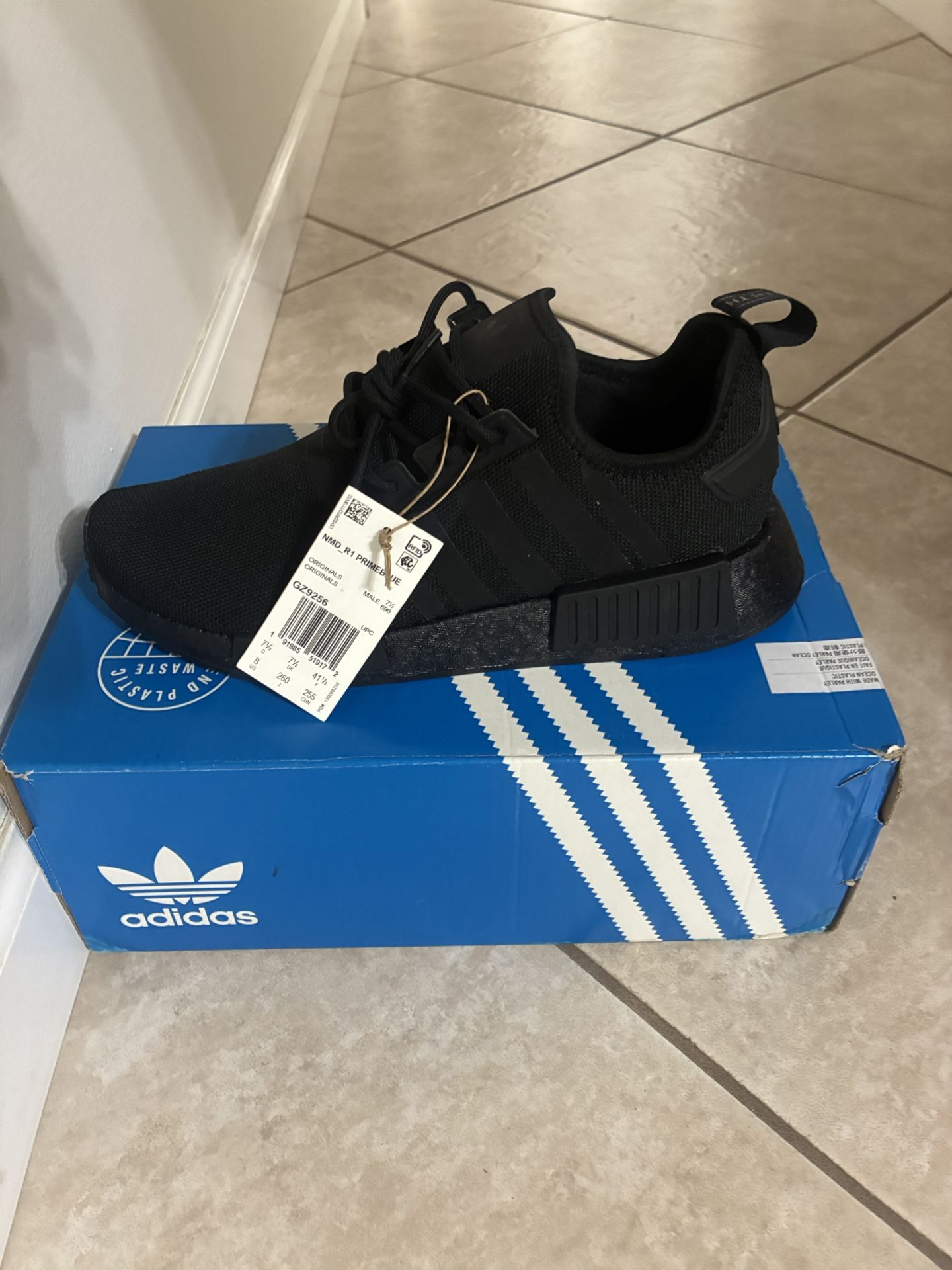 Adidas NMD R1 Triple Black! New In box, men’s size 8