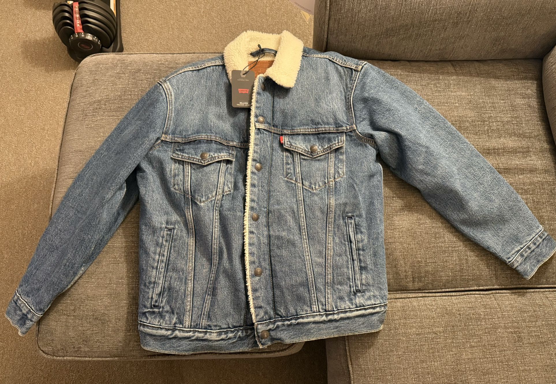 LEVI’S RELAXED FIT SHERPA TRUCKER JACKET