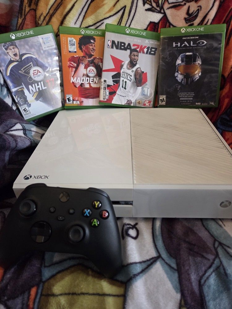 Microsoft White Xbox One 500GB Console with 4 Games