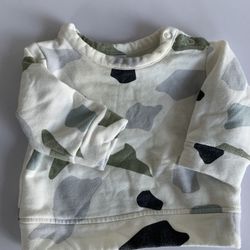 This stylish kids' long sleeve shirt features a trendy camouflage pattern, perfect for adventurous play. Made with soft fabric for comfort, it's a gre