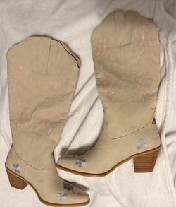 Beautiful Embroidered Cowgirl Boots!