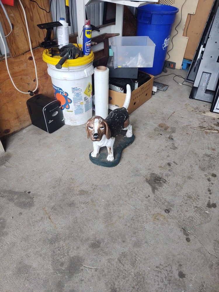 Beagle Statue-concrete