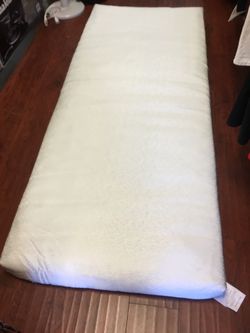 Un colchón para reemplazar es para una cama que se dobla o también la puede utilizar para dormir en el piso se dobla muy fácil se hace bolitas