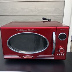 Nostalgia Retro Microwave, 0.9 Cu. Ft., Red