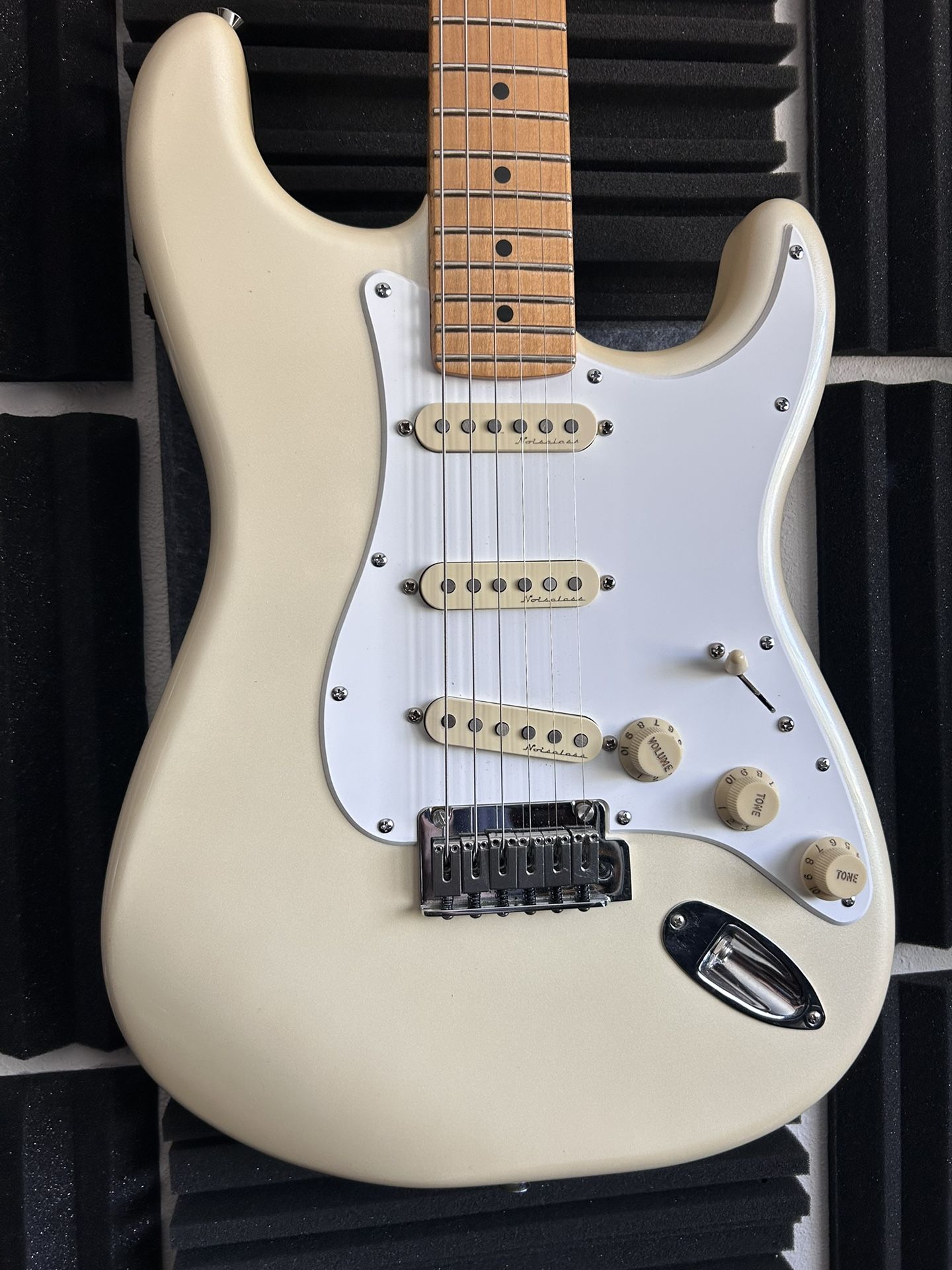 player plus Stratocaster , Maple Fingerboard, Olympic Pearl $650 mint condition !!!