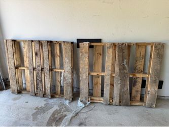 Free pallets must pick up in Edwardsville