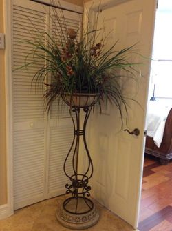 Iron and keystone flower stand