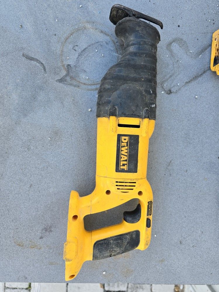 Dewalt 18V Sawzall tool only - not includes Battery.