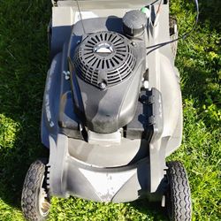 SELF PROPPED HONDA MOWER 