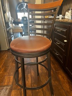 4 HIGH BAR STOOLS / metal