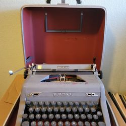 Vintage Royal Quiet Deluxe Typewriter 