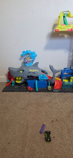 Hot Wheels Ultra Car Wash Shark Playset