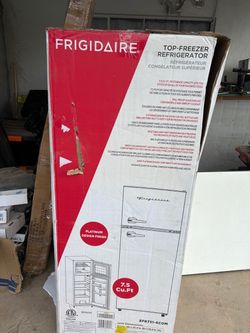 Frigidaire 7.5 onzas Refrigerator with top freezer
