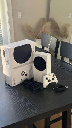 Xbox Series S 512GB – Original Box, Controller, All Cables & Rechargeable Battery