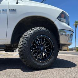20x10 Wheels And Tires 33/1250/20