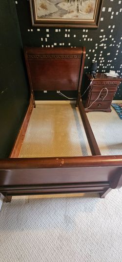 Twin wood bed set