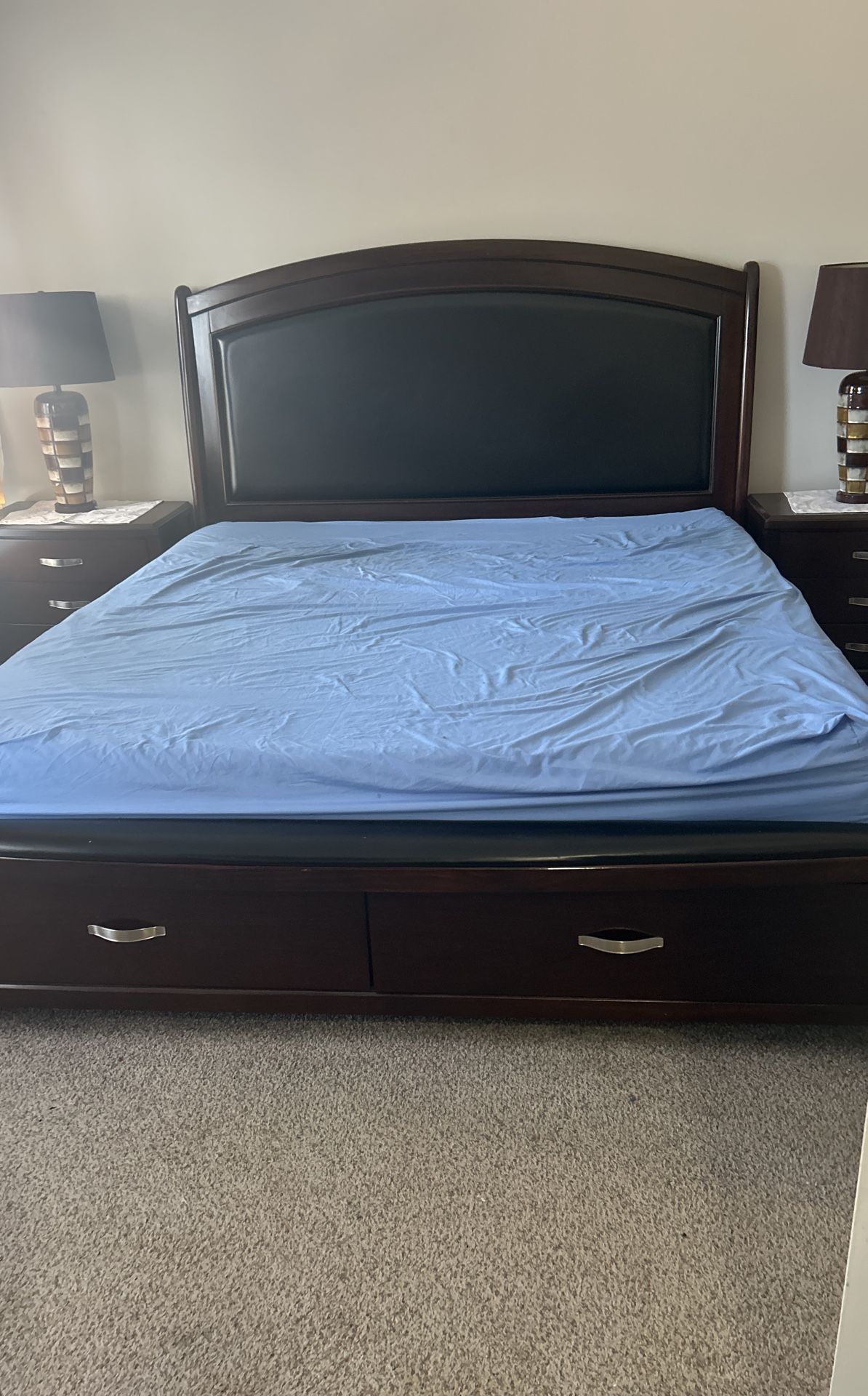 Bedroom Set With Two Nightstand And One Dresser With Mirror With The Two Lamps