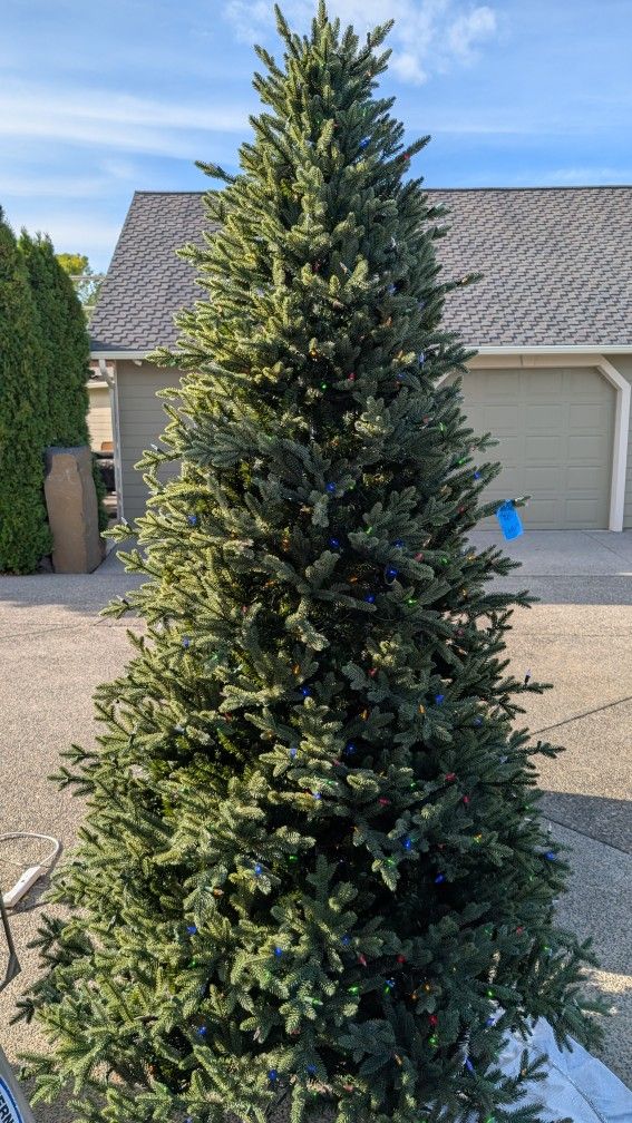 9' Premium Lighted Christmas Tree