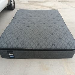 Sealy Queen Pillowtop Mattress And Box Spring 